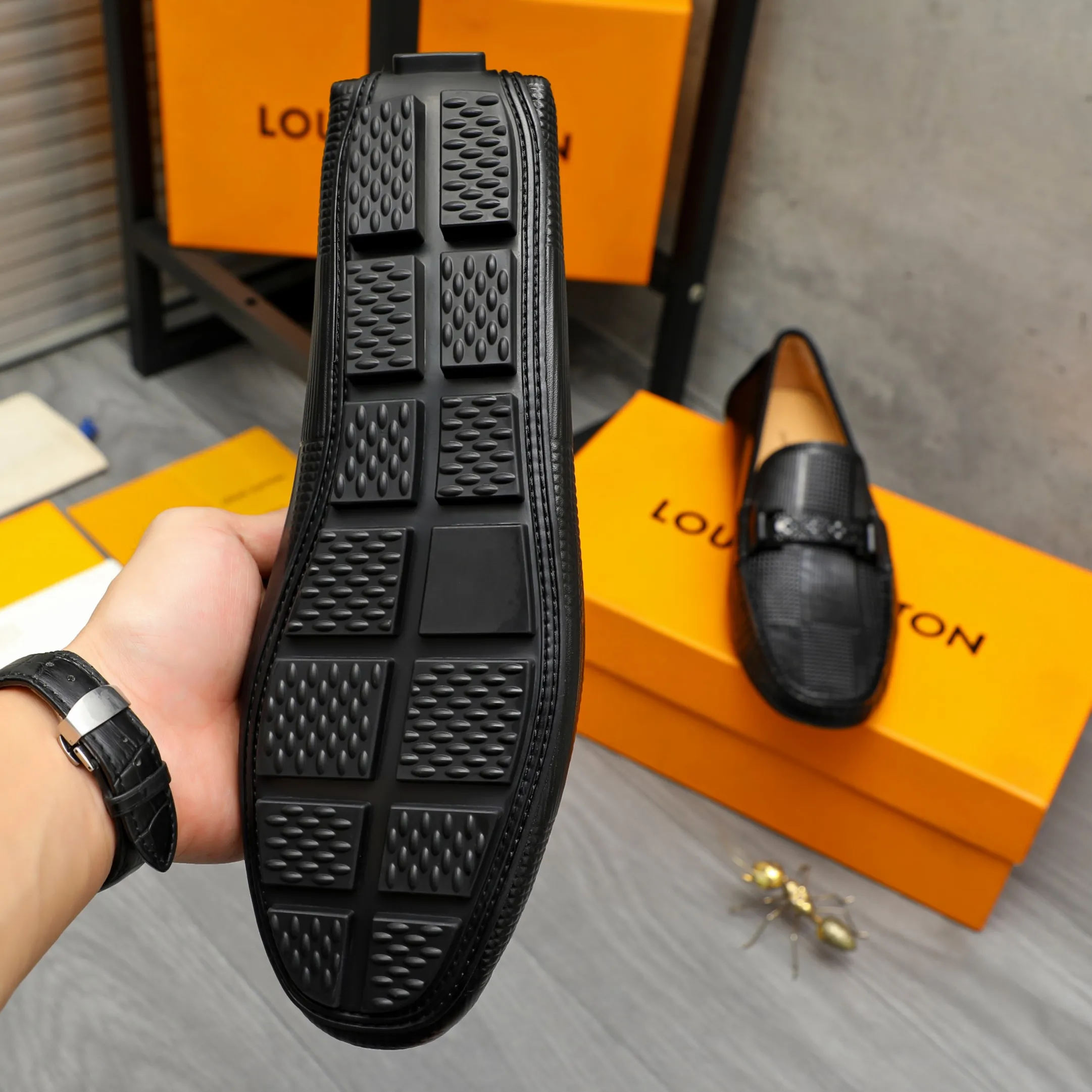 Men's shoes 💰380 Product trademark: LV "Louis Vuitton" casual slip-on shoes Regular size: 38-45 (45 is custom-made and non-returnable) Product materials: Selected embossed cowhide upper, pigskin lining, rubber outsole